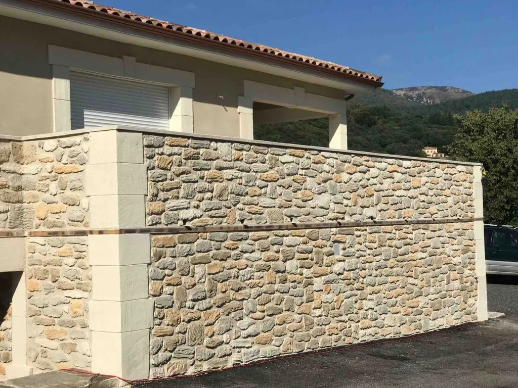 facade en pierre taillée  avec torchis gratté à l’ancienne à Prémian entre Saint-Pons-de-Thomières et Olargues dans les Hauts Cantons Heraultais