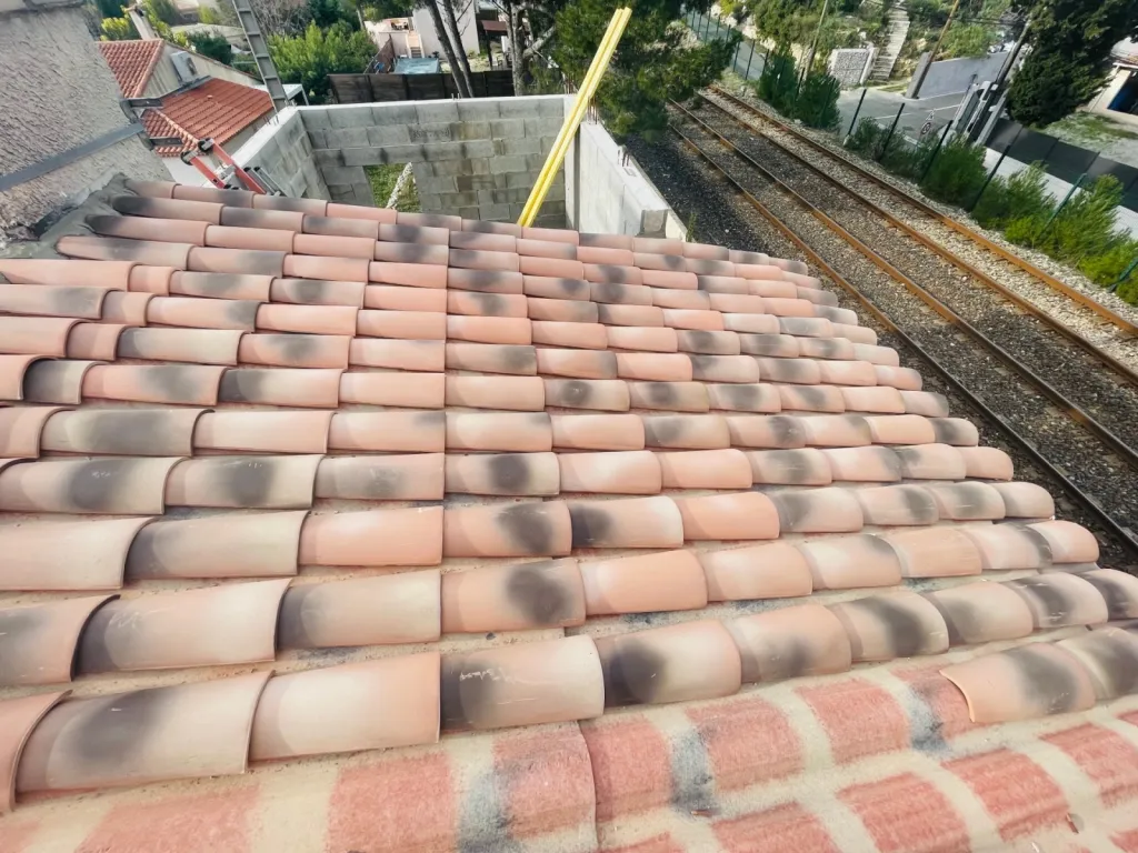 pose de tuiles canal sur pst près de aix en provence