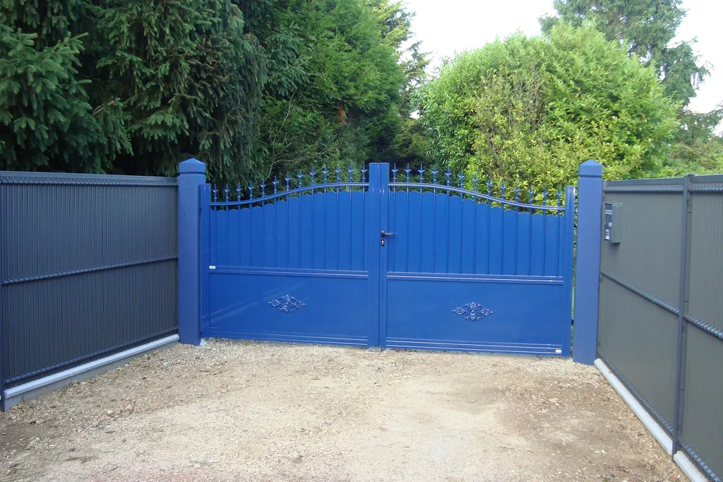 Portail Battant Authentique Sur-Mesure, Portail Motorisé en Aluminium et en Acier à Honfleur dans le Calvados 14