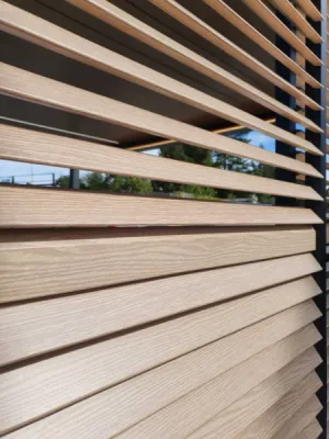 installation de pergola bioclimatique étanche avec lames orientables aspect bois salon de provence
