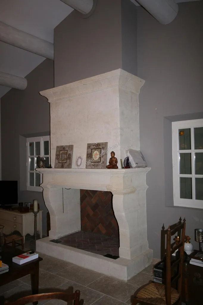 Cheminée en pierre de Fontvieille