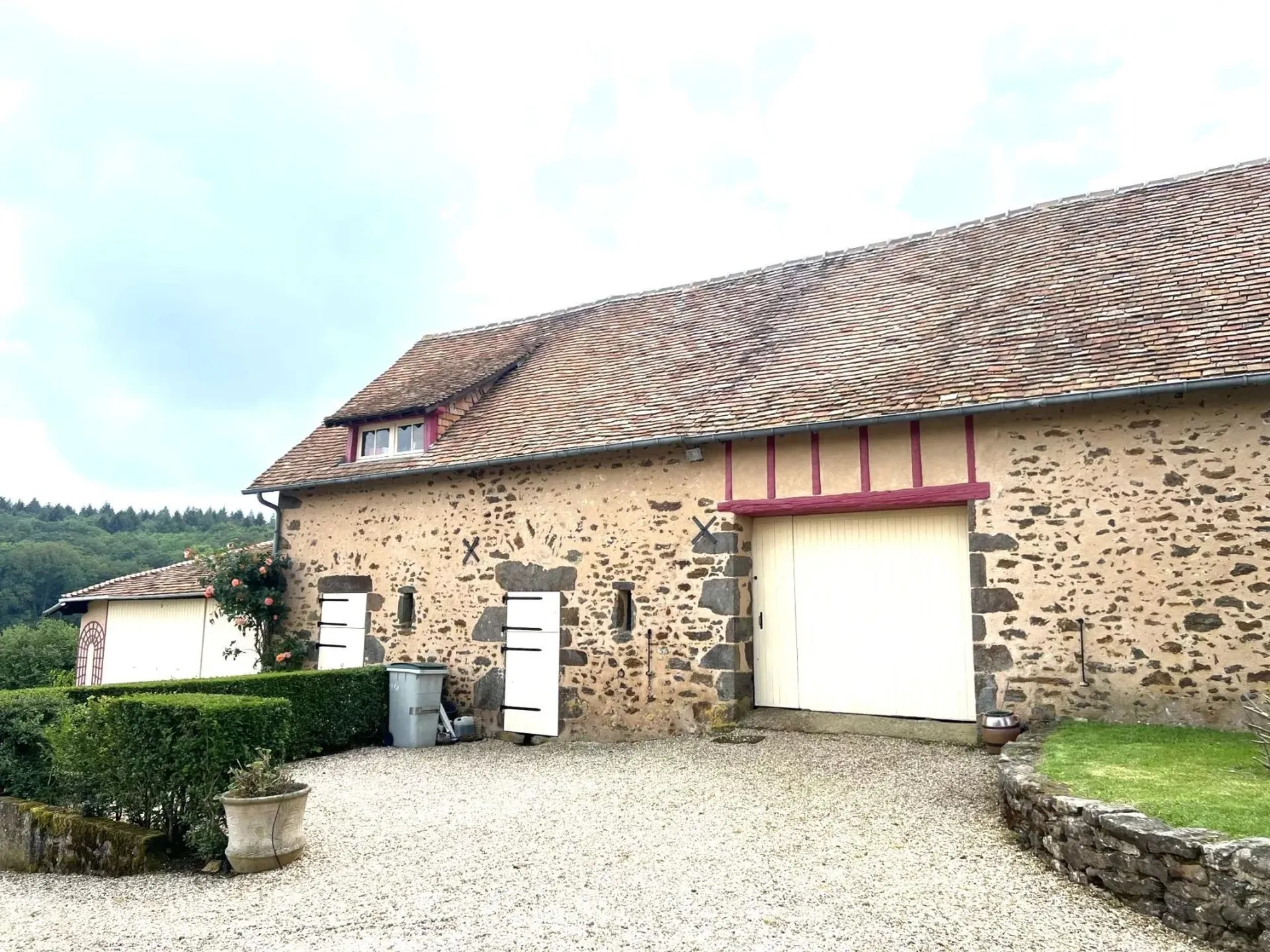 maison de campagne à vendre en sarthe avec dépendances et grand terrain