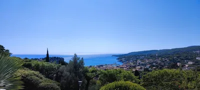 Appartement  T4   ouvrant sur spacieuse terrasse vue panoramique sur la baie de Cassis dans résidence de standing