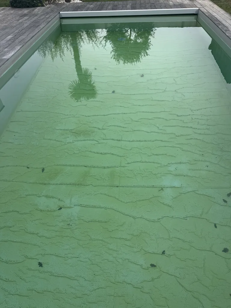 Changement du liner de ma piscine pour une membrane robuste gris foncé à Arcachon 