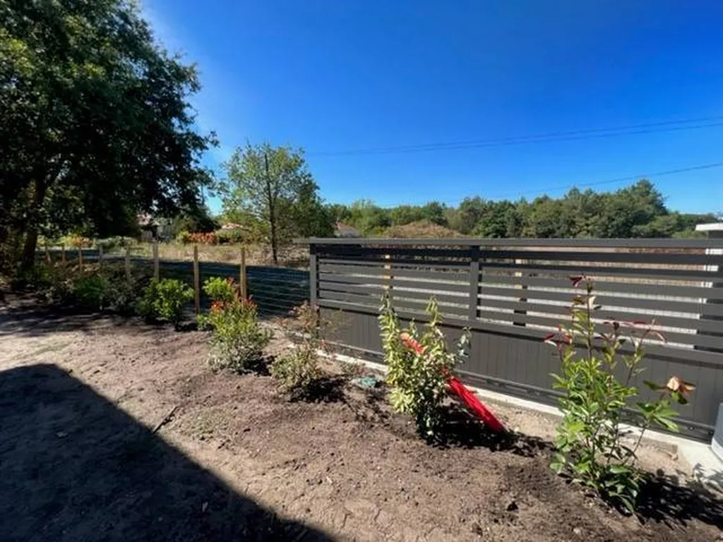 Réalisation par Evolution Paysage d’une clôture temporaire autour d’un terrain situé près d’Ychoux