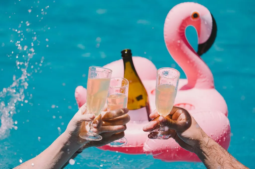 champagne autour d'un flamand rose dans une piscine grise