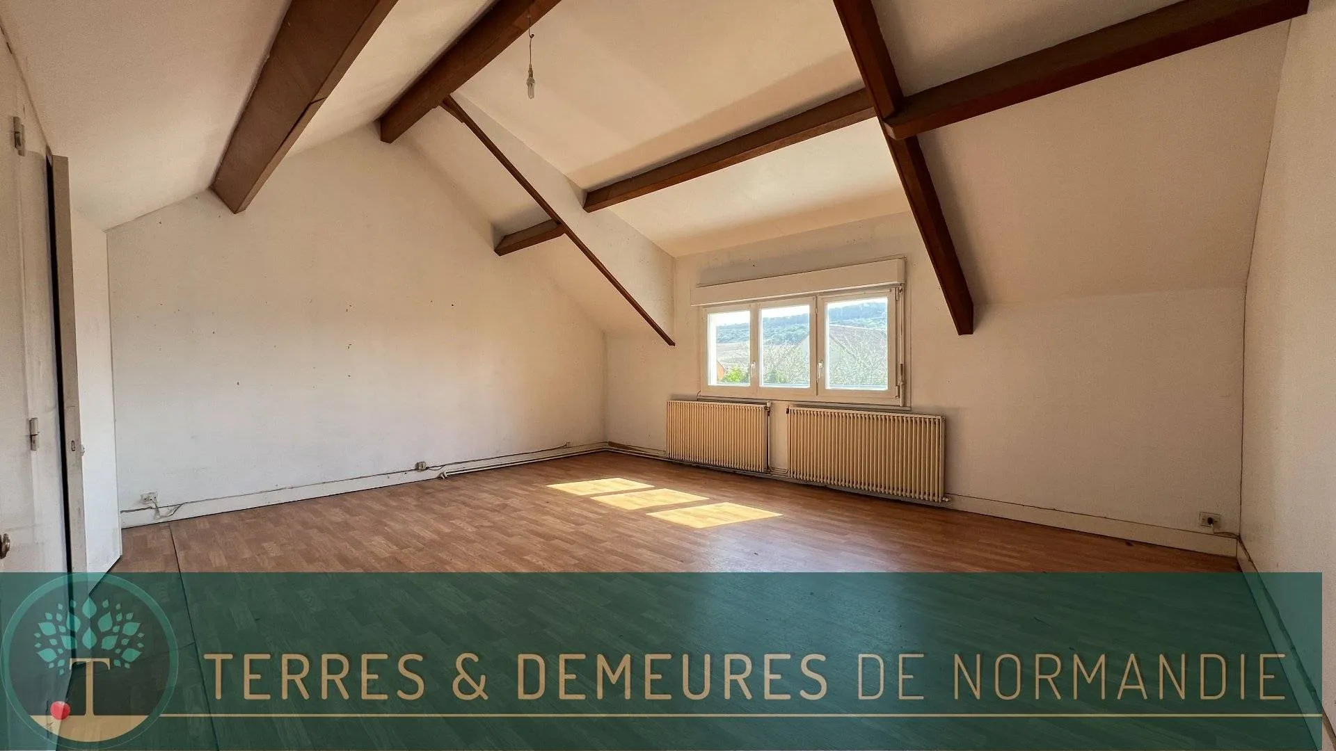 Maison individuelle des années 40 de 95m², 2 chambres, jardin clos arboré 325m², en bon état structurel mais à rénover entièrement, située à Eu 76260.