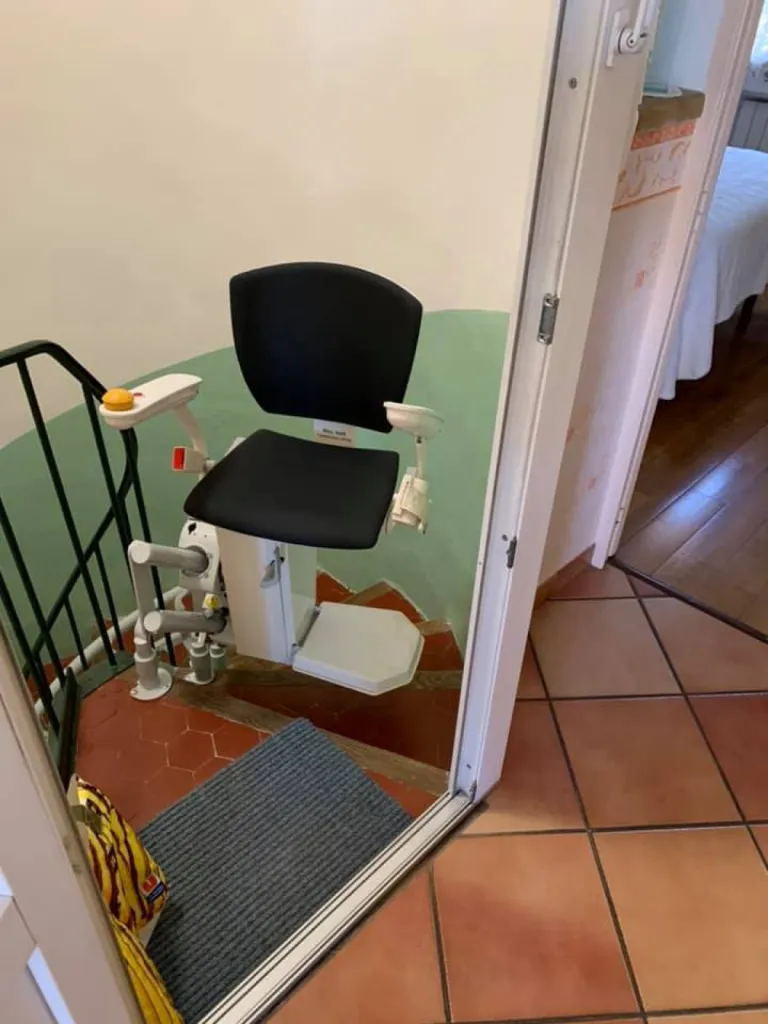 Une arrivée très technique pour ce fauteuil monte-escaliers OTOLIFT TWO dans une maison de ville à Gardanne près d'Aix en Provence