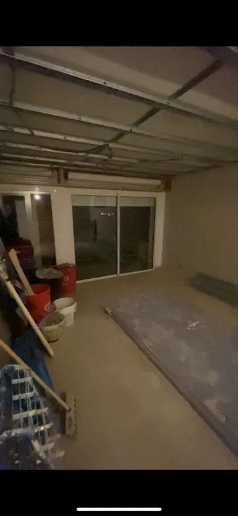 Pose d’un faux plafond avec laine de verre dans bas de villa à Bormes les Mimosas