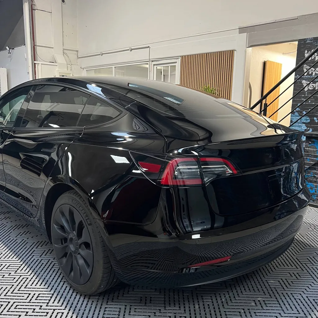 Vue arrière Tesla avec protection carrosserie et finition premium