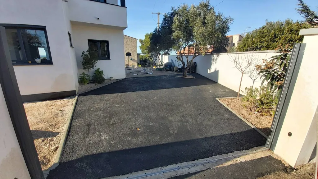 Embellissement d'une entrée en enrobé de bitume noir à La COURONNE dans les Bouches du Rhône