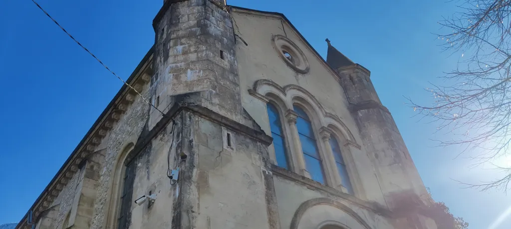 Mise en place d'un système de vidéosurveillance AVIGILON sur la ville de La Rivière pour la surveillance dans le village depuis des bâtiments municipaux et transmission par antenne radio
