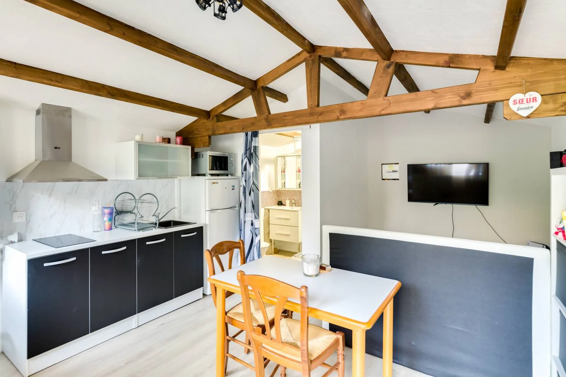 Vente villa T5 Cassis  avec piscine et dépendance dans clos sécurisé à l'entrée du village