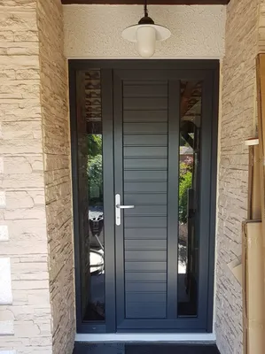 Aquit'M pose d'une porte d'entrée PVC anthracite Le BARP proche du Bassin d'Arcachon