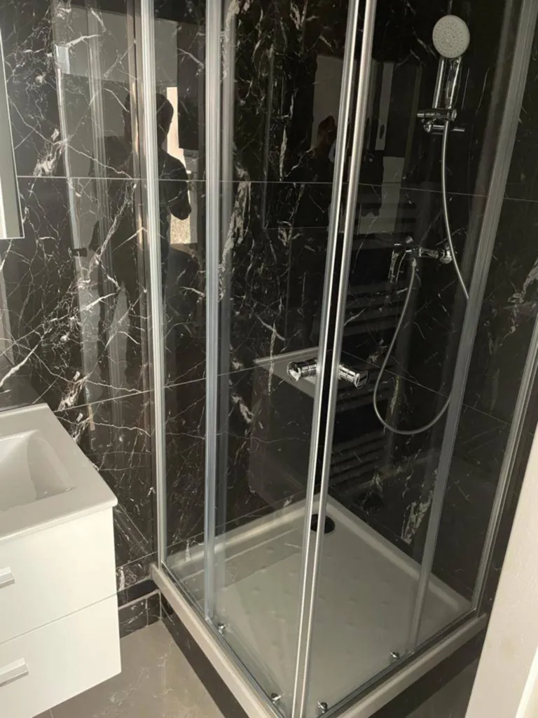 Studio clé en main rénové avec cuisine et salle de bain équipée ainsi qu'un jardin privatif dans le secteur calme et prisé de Lyon 3ème