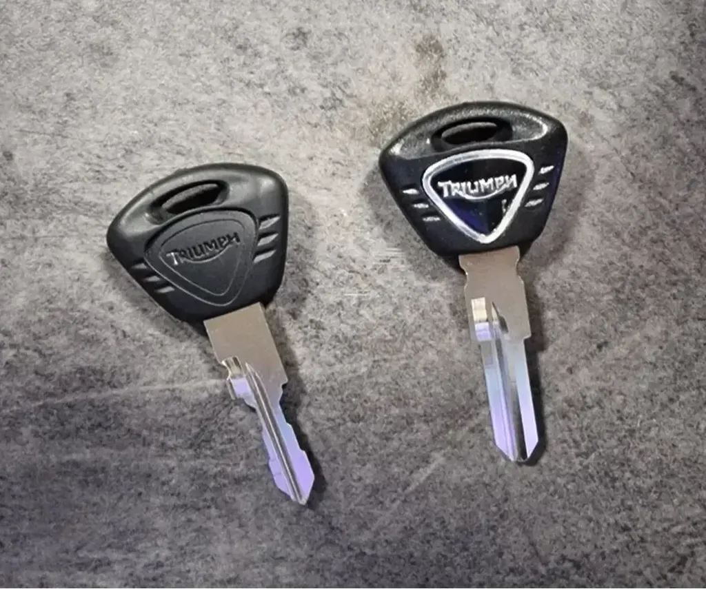 Reproduction de clé moto Triumph avec programmation de transpondeur électronique à Melun pour un double sécurisé