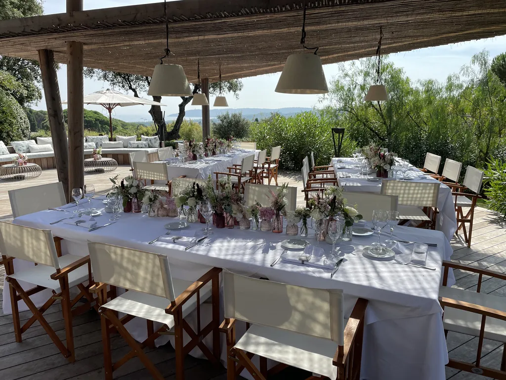 Traiteur mariage luxe dans le Golfe de Saint-Tropez avec buffets gastronomiques, cocktail dinatoire et décoration sur mesure pour une célébration d'exception à Grimaud (83310)