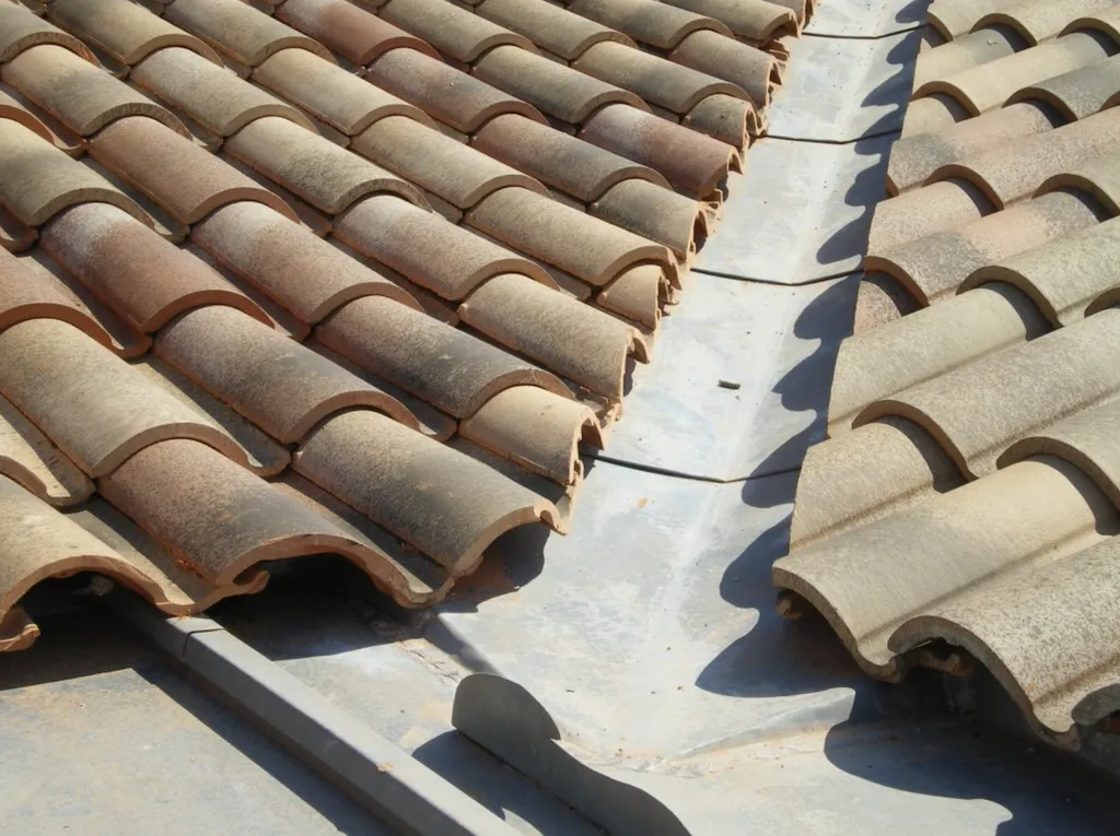 Réalisation d’une noue en zinc pour étanchéité durable de toiture traditionnelle en tuiles canal