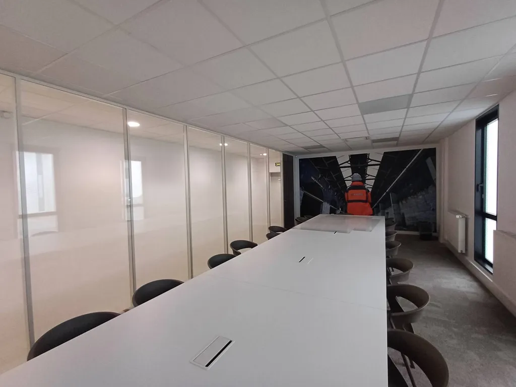 Pose de signalétique intérieure dans un batiment tertiaire dans le 94