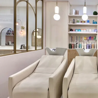 Zone de lavage moderne et design, parfaitement intégrée, par l’Atelier D. architecte d’intérieur à Bordeaux.