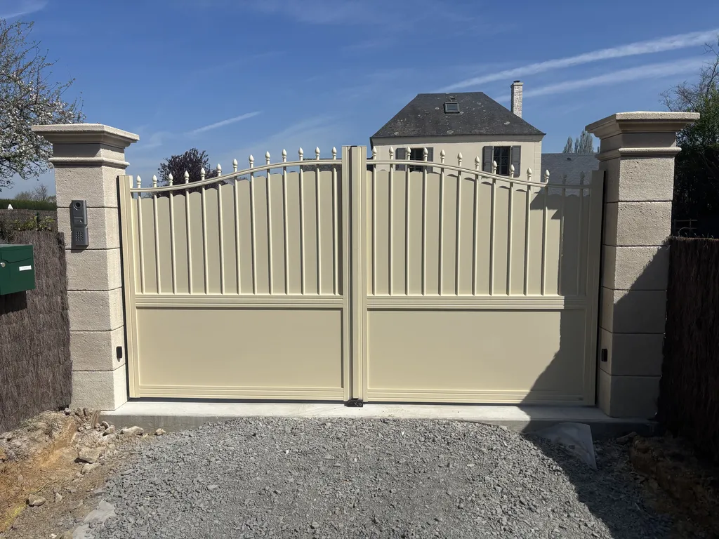 Installation de Portail Alu Battant Rétro Motorisé, Modèle Sur-Mesure et Authentique à Bourgtheroulde dans l'Eure 27 et Bosroumois