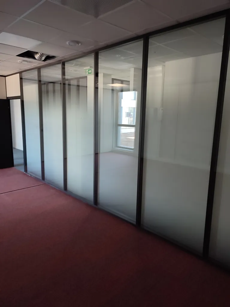 Film occultant effet sablé pour vitres de bureaux à Marseille 13e – Aménagement professionnel dans les Bouches-du-Rhône