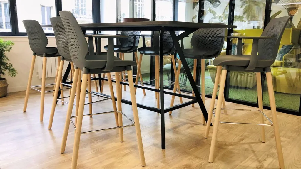Tabouret Haut Pieds Bois à Montpellier pour Coworking