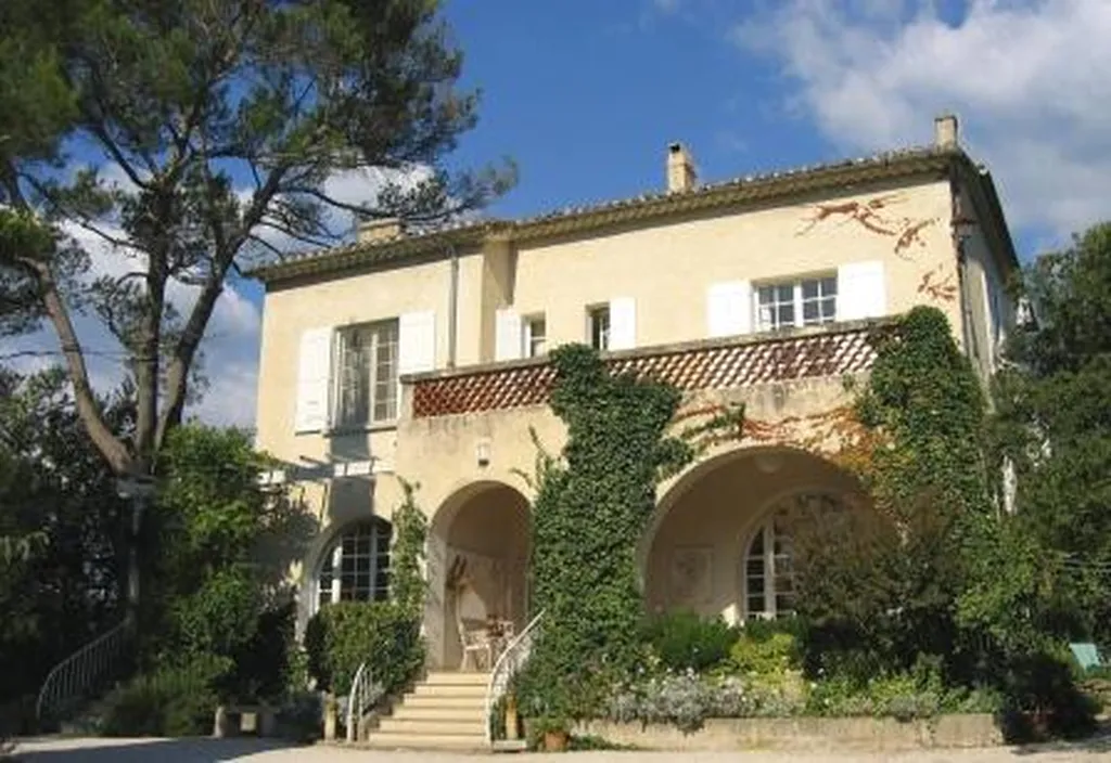 à proximité du golf de Saumane, magnifique bastide de style Art Déco   