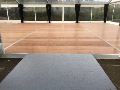 Réalisation d'une structure avec murs, pignons et toits 15*20m  avec habillage des poteaux de structures en coton gratté noir à Hyères-les-Palmiers dans le Var.