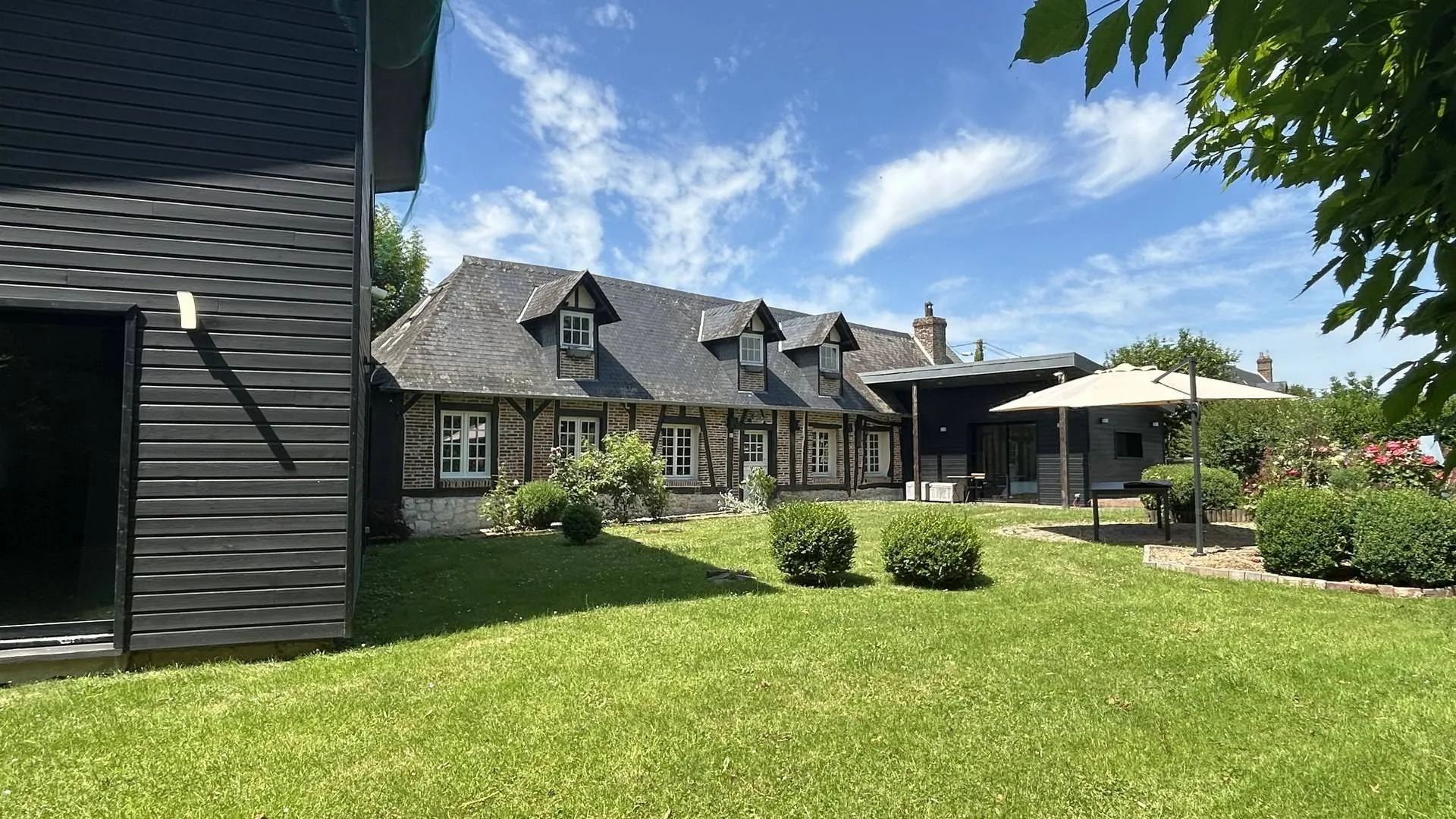 A vendre, charme d’antan & confort moderne – Une longère de 1880 entièrement rénovée avec goût, nichée au cœur d’un jardin arboré de 1 434 m².