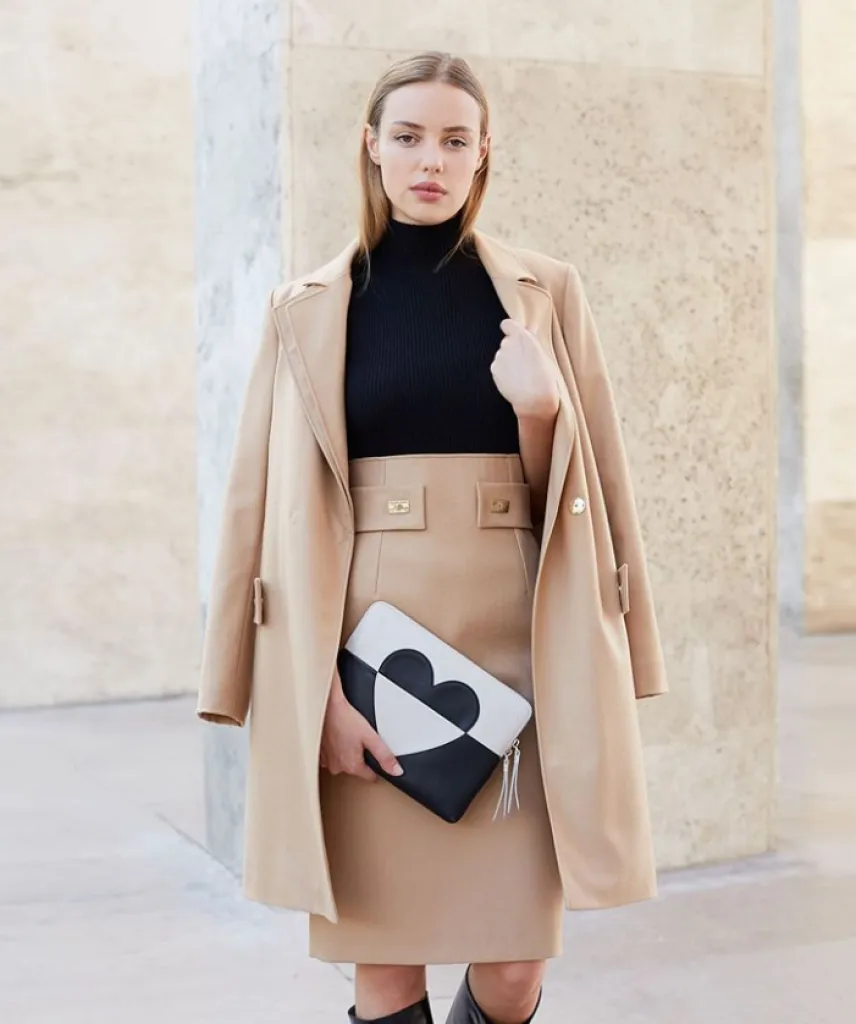 Paule Ka  l' élégance intemporelle et le chic Parisien, des lignes graphiques et sophistiquées, ce qui rend instantanément reconnaissable une silhouette Paule Ka.