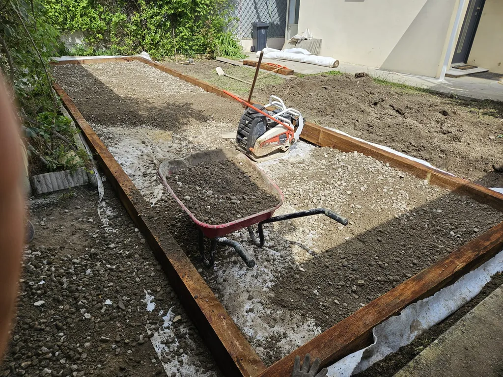 Création de terrain de pétanque et terrassement pour aménagement extérieur à Ambérieu-en-Bugey avec finition en gravier compacté