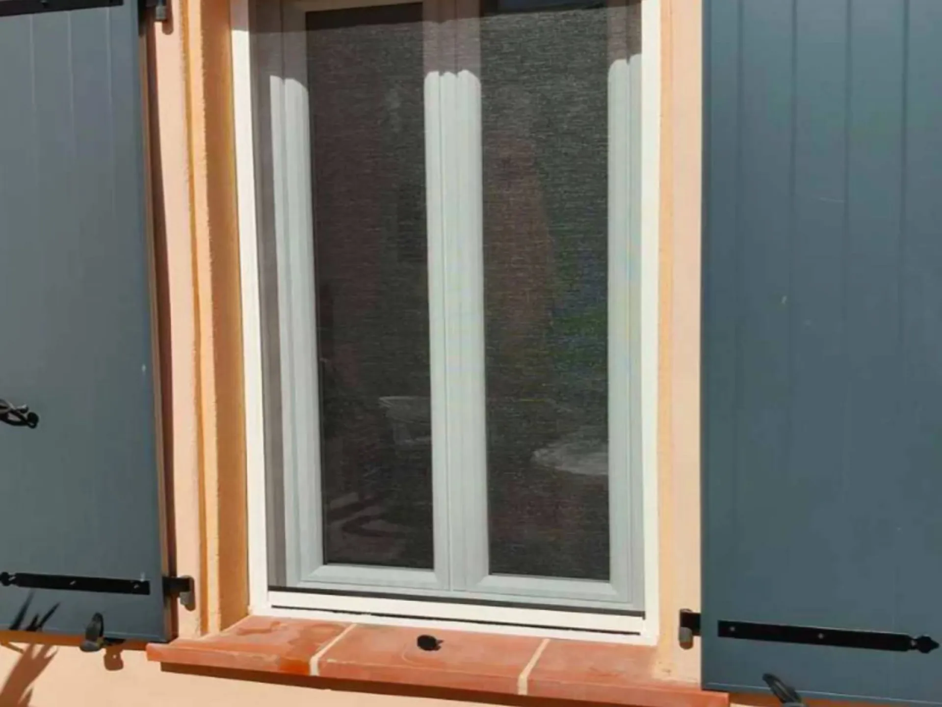 Moustiquaire fixe sur une fenêtre de maison à Carqueiranne dans le Var