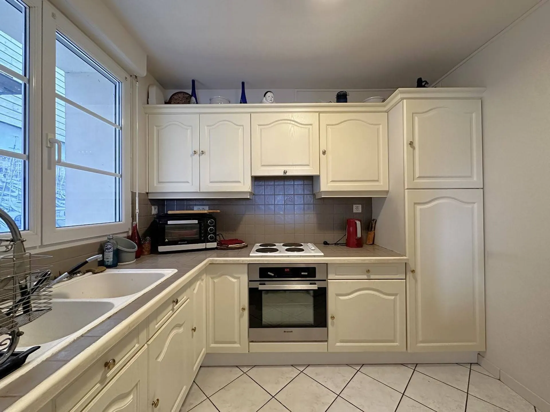 **Appartement à vendre près des commodités à Dieppe** : Situé à proximité immédiate des commerces locaux, des transports en commun et de la plage, offrant un cadre de vie pratique et convivial au quotidien.
