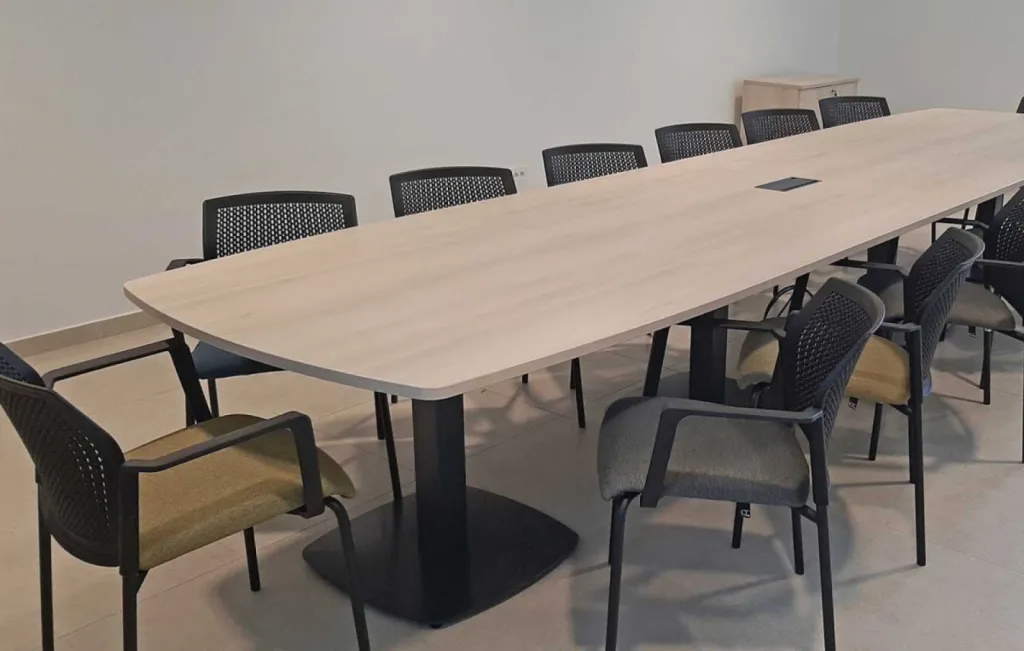 Aménagement de l’espace administratif de La Route du Sel (ADAPEI) à Pélissanne avec mobilier Cinétic, rangements sur mesure et solutions acoustiques Made in France