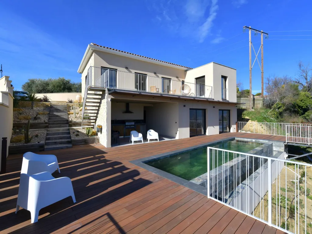 Maison moderne avec piscine à débordement et vue panoramique sur le Mont-Ventoux   