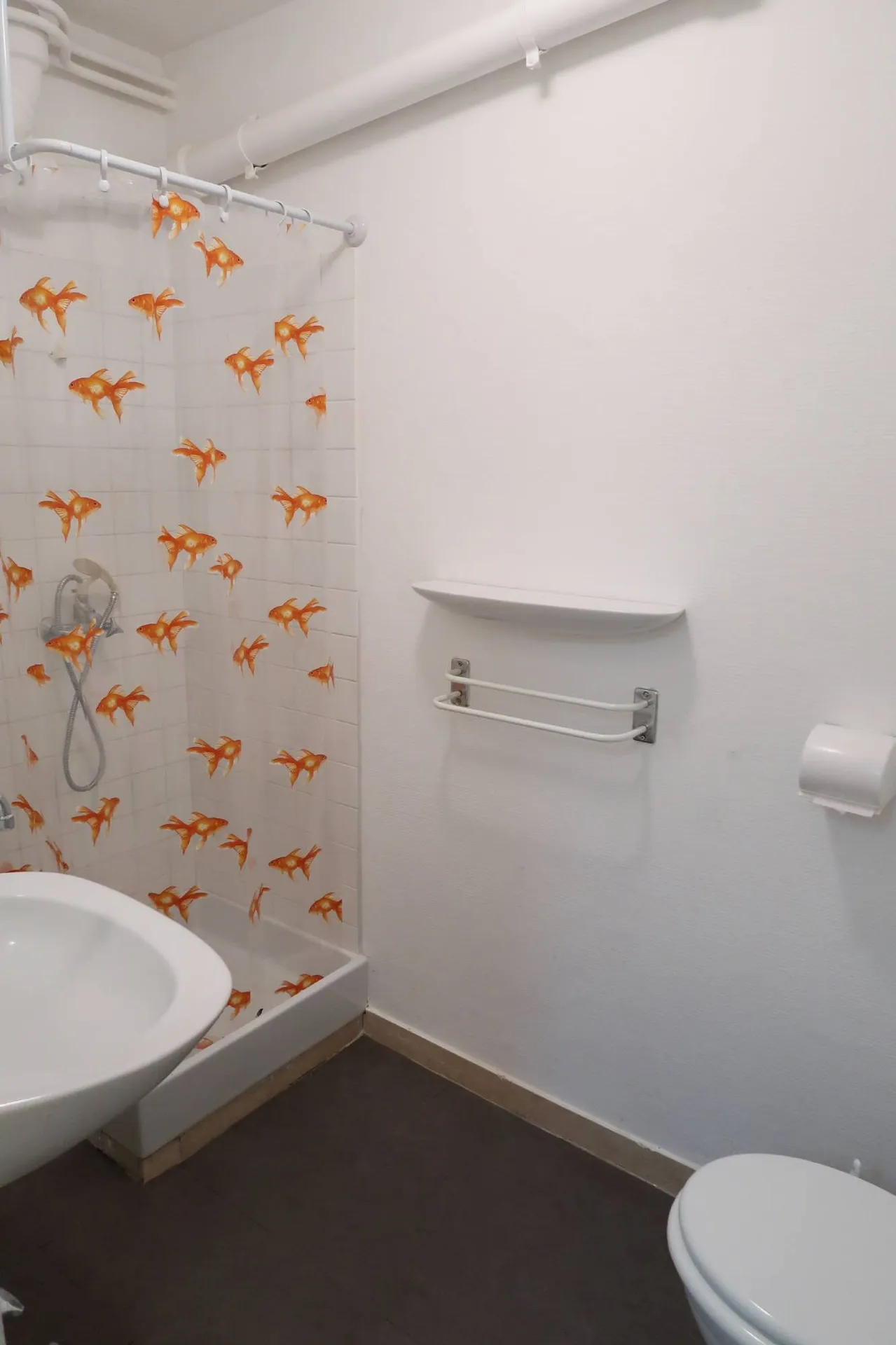 A vendre studette Cassis dans copropriété gardée avec parking, piscine et accès mer