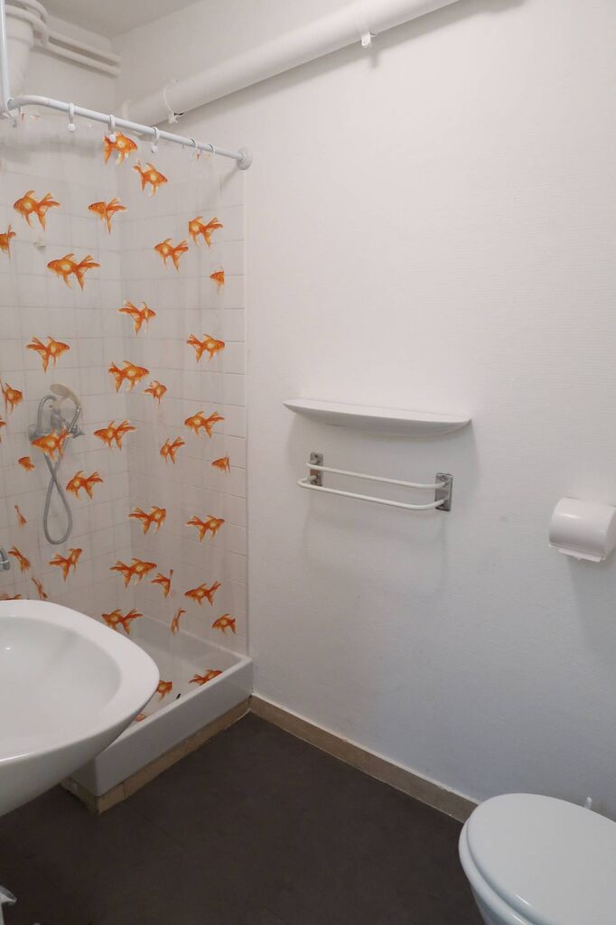 A vendre studette Cassis dans copropriété gardée avec parking, piscine et accès mer