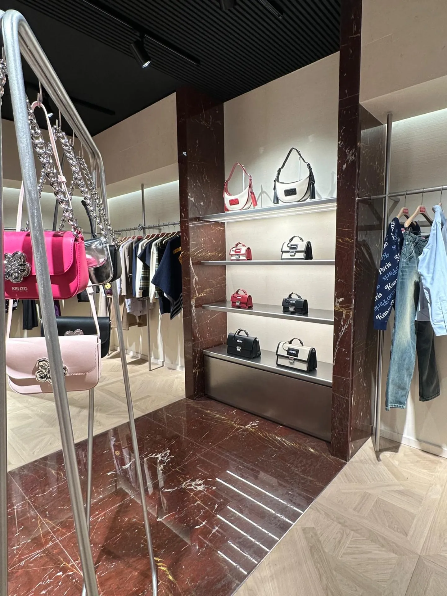 revetement sol et murs marbre rouge boutique Kenzo