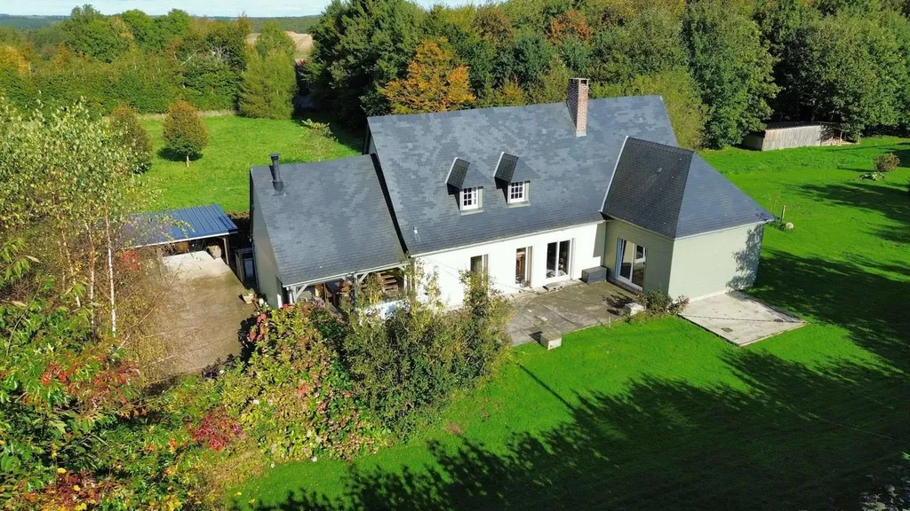 Longère à vendre en Normandie : Rénovée avec soin, cette longère de 171 m² est située sur un parc clos et boisé de 2 hectares, offrant charme et tranquillité.