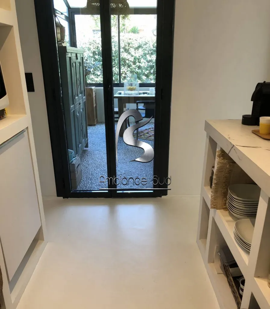 Entreprise pour rénovation en béton ciré sur carrelage de cuisine à proximité de Bandol Var 83