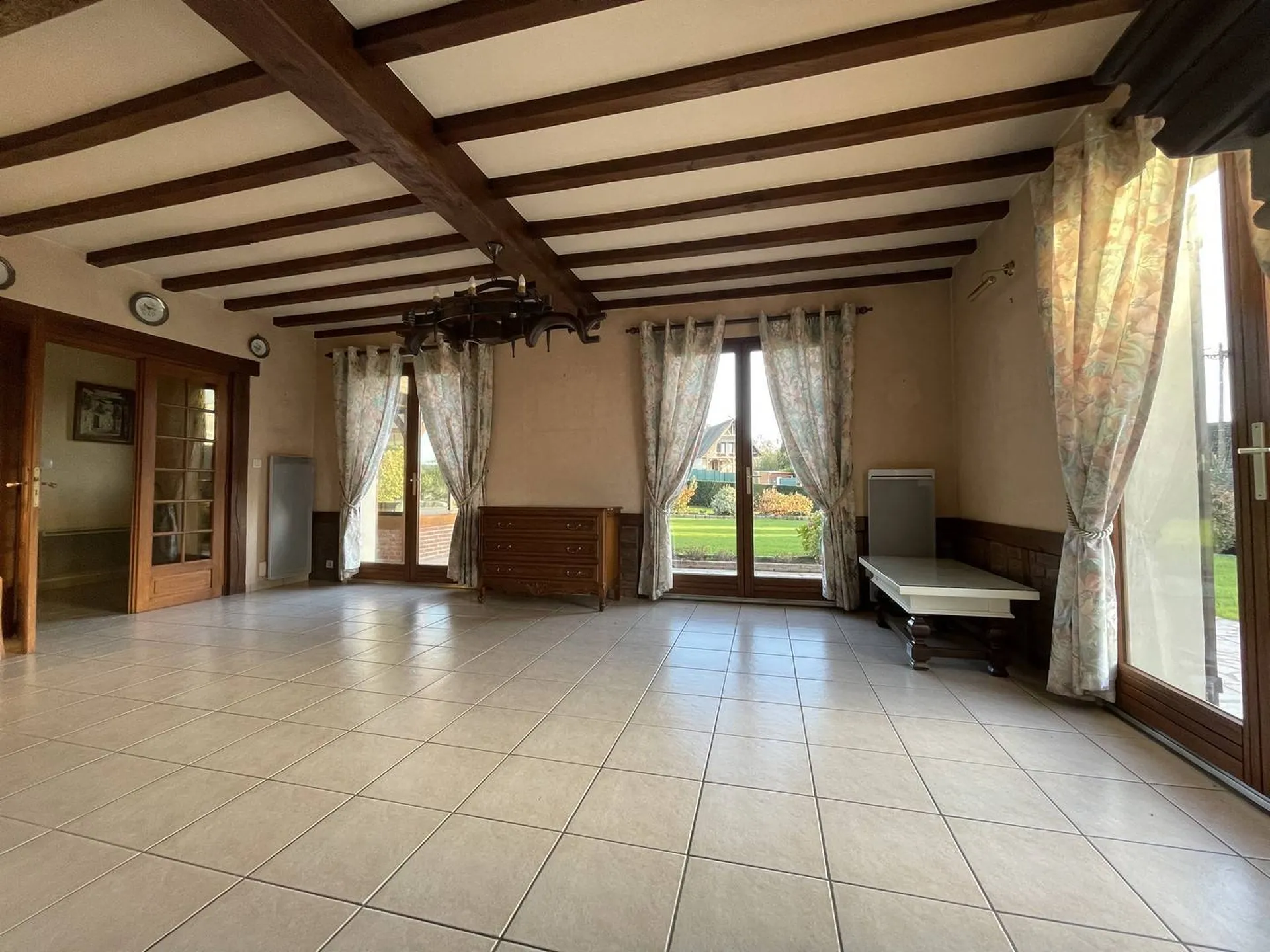 SOUS OFFRE Maison traditionnelle de 160,60 m² avec dépendance de 45m², sur son son terrain de 2 970 m², à proximité des commerces de Saint Nicolas d'Aliermont, Seine Maritime, 76