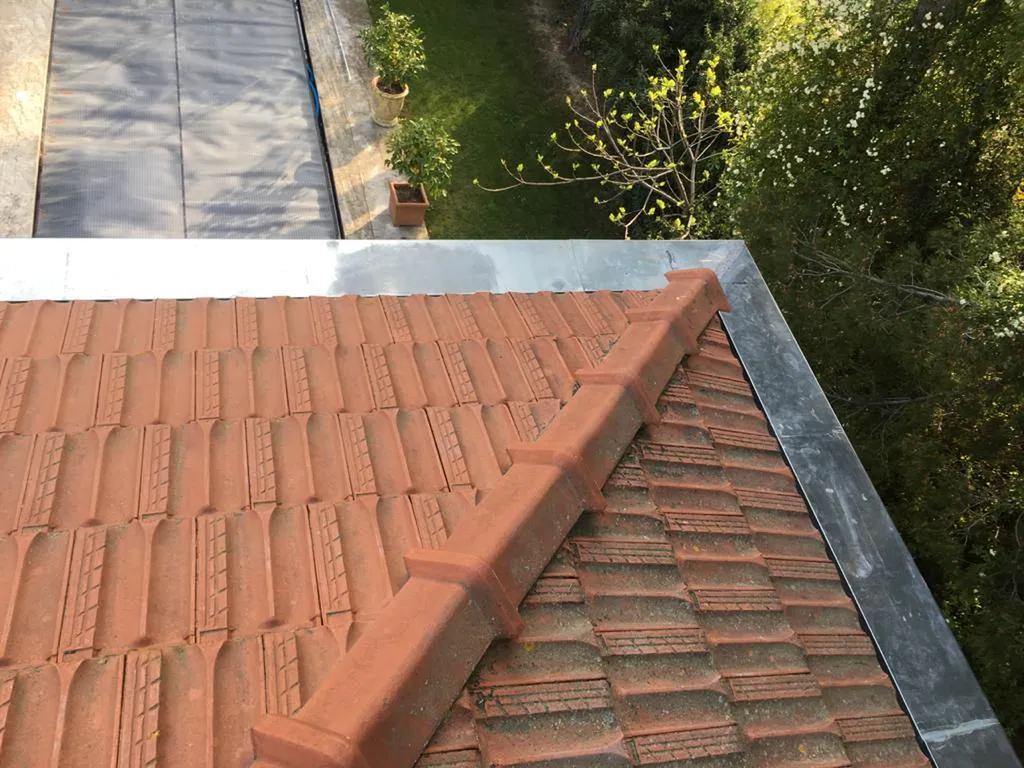 Réfection complète de zinguerie à Bagnols-sur-Cèze intervention rapide pour chéneaux noues solins et étanchéité Velux