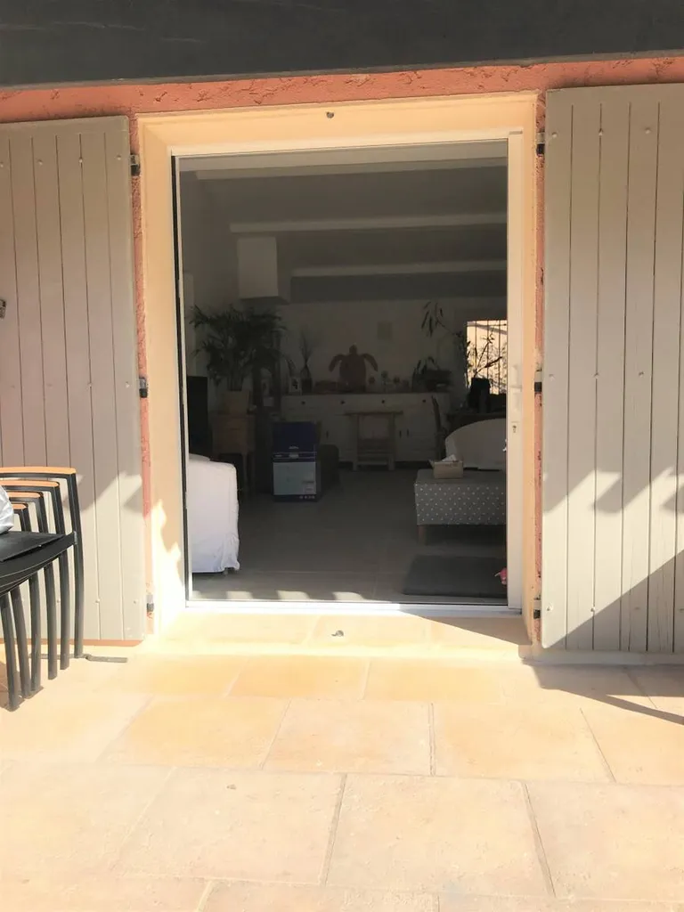 Augmenter l'apport en lumière grâce à une baie à galandage à Vitrolles