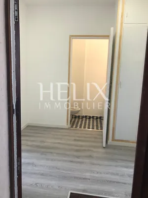 Vos bureaux à Saint Germain en Laye 39 M² de surface au RDC et une partie basse de 35 M² commerces à proximité, stationnement facile