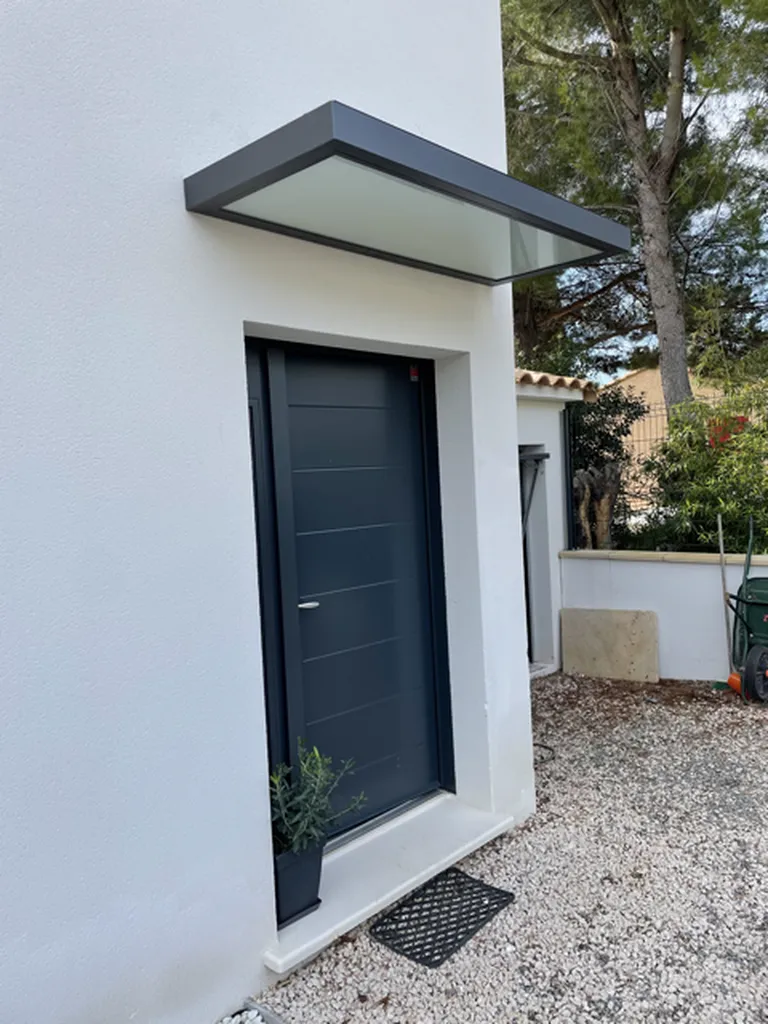 Fabrication sur mesure d'une marquise moderne sur mesure en fer avec leds à Eguilles près d'Aix en Provence