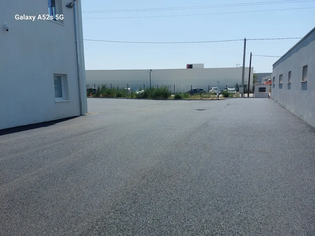 application d'enrobé de bitume noir sur un bâtiment commercial à  Salon de Provence dans les Bouches-du-Rhône. 