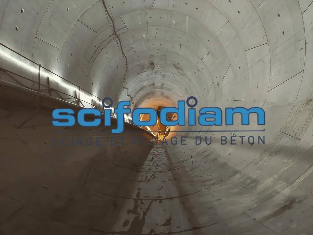 Découpe d'éléments de voussoir en béton armé avec sciage au câble diamanté en Ile de France