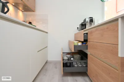 Cuisine Armony KAPPA-X White Mat et RHO CRETA Bois avec Plan Dekton Zenith à Toulouse – Design Moderne et Convivialité
