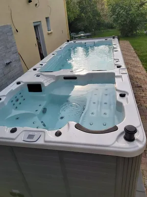 Livraison et installation d'un spa de nage bi-zone à Vauvert, près de Nîmes, chauffant avec système de massage haut de gamme. - MCR Piscines et Spas - Gard